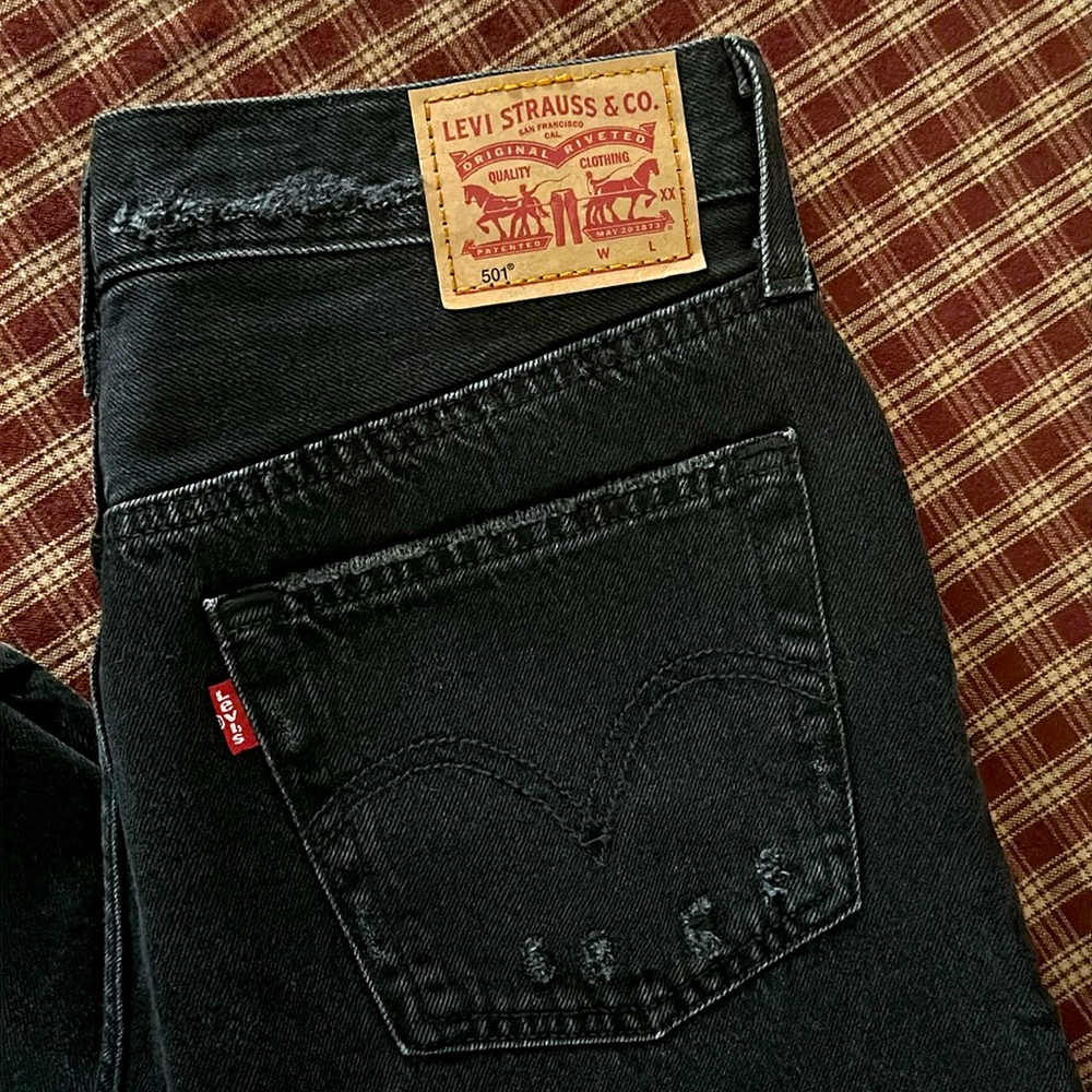 Woman’s NWOTs Black Knee Destruction Button Fly Levi’s